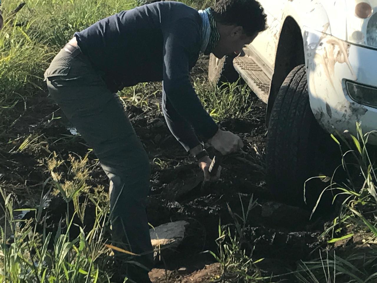 Ambassador Mirko Manzoni helps overcome car trouble along the way to the Renamo headquarters, Vunduzi, Sofala province.