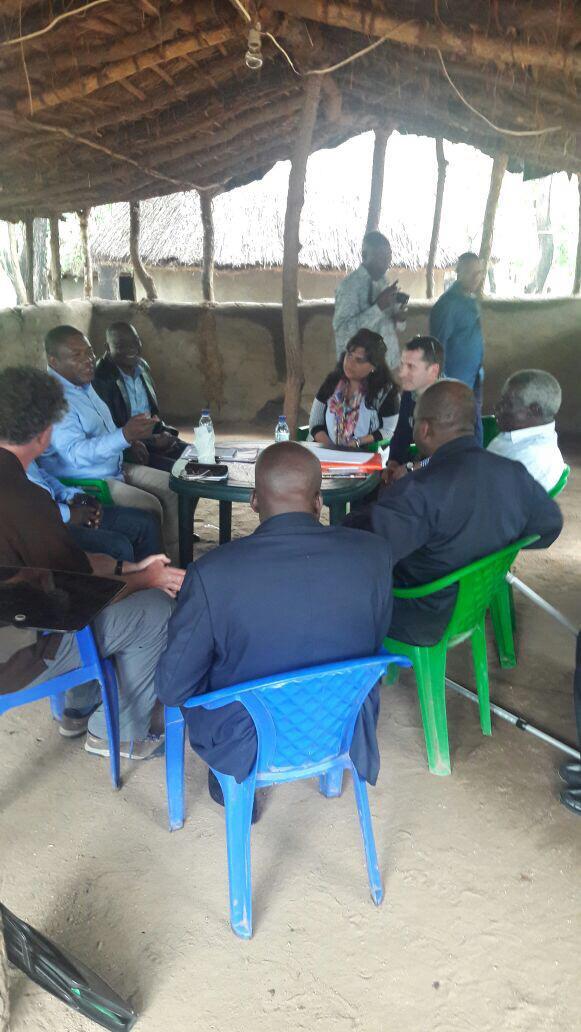 President Filipe Jacinto Nyusi, meeting with the leader of Renamo, the late Afonso Dhlakama and the mediators in Vunduzi, Sofala in 2018.