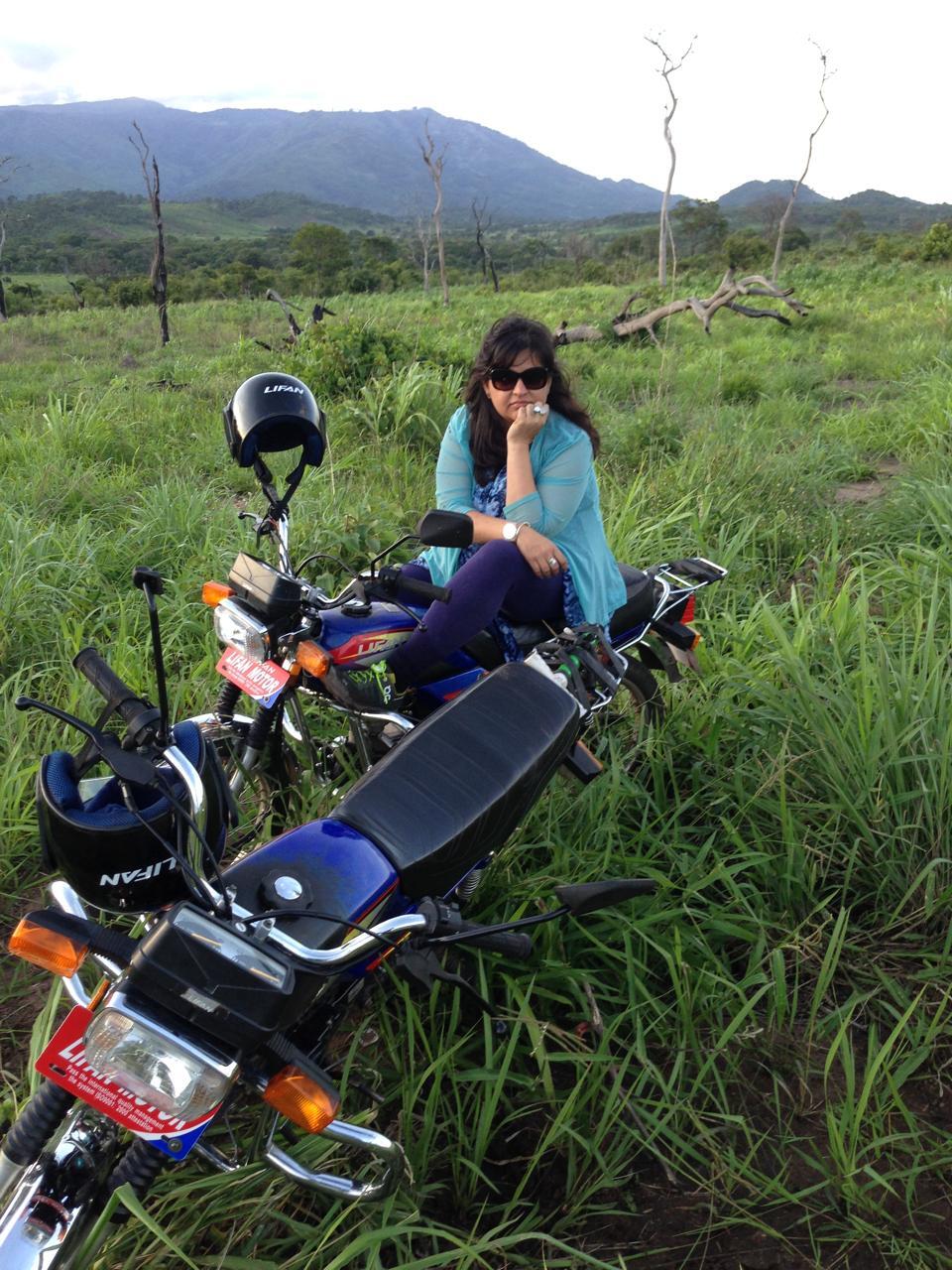 Mediator Neha Sanghrajka traveling to the Renamo headquarters, Vunduzi, Sofala province, 2017.