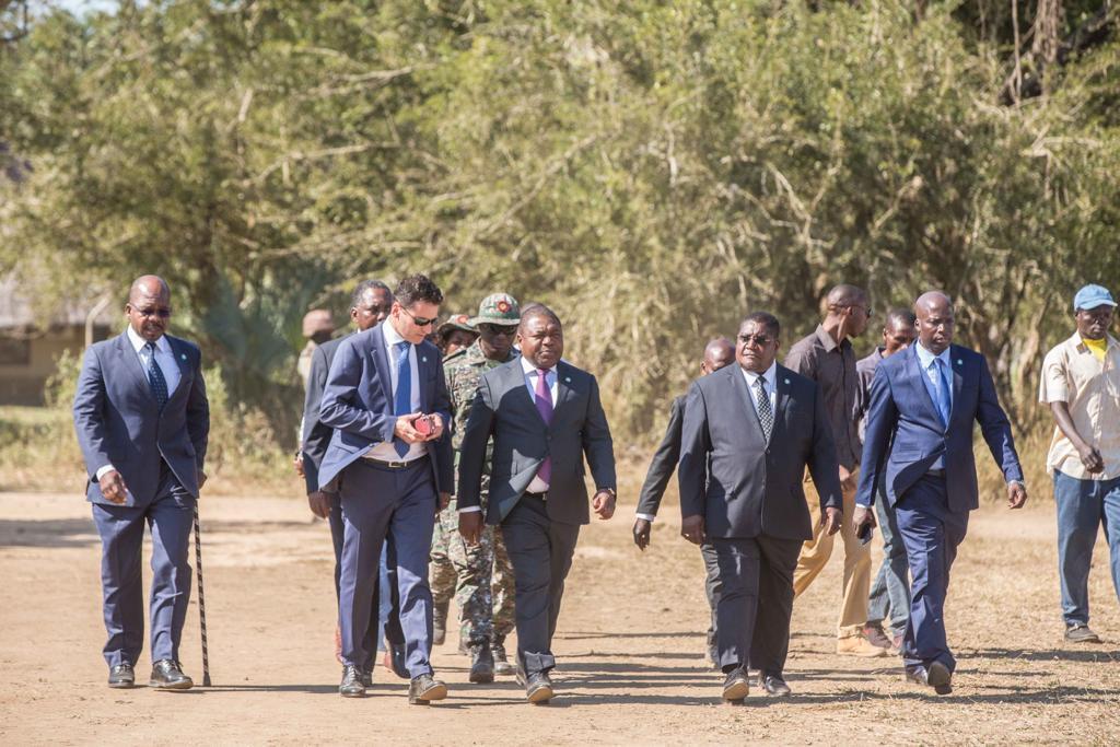 President Filipe Jacinto Nyusi, is joined by the leader of Renamo Ossufo Momade, Ambassador Mirko Manzoni and members of the Military Affairs Commission André Magibire and Eduardo Namburete in Gorongosa, Sofala province on 1 August 2019.