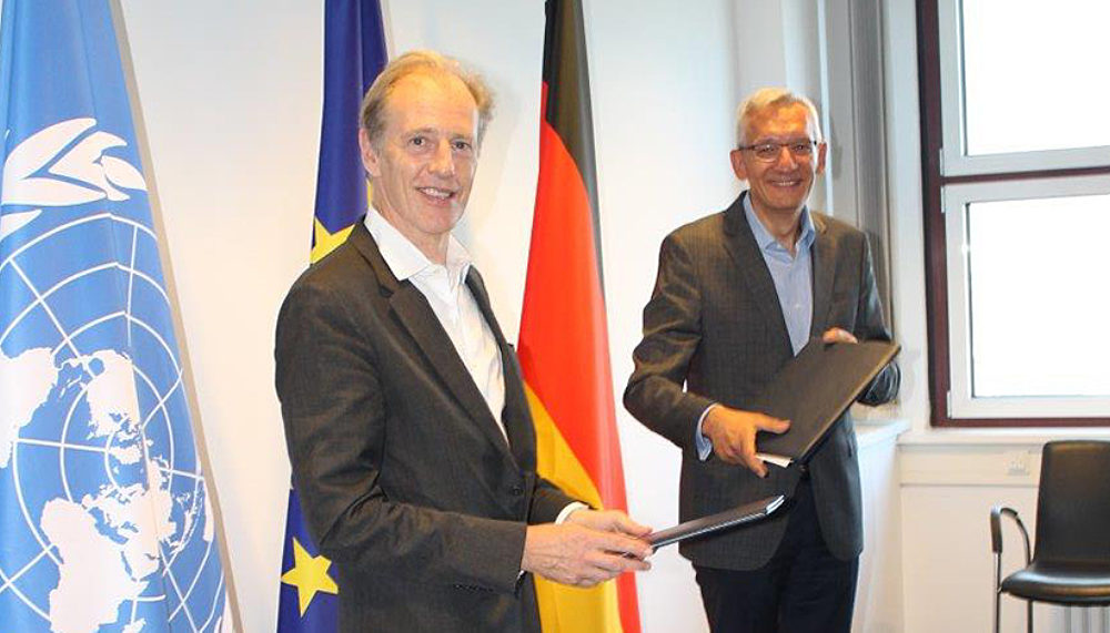 Berghof Foundation Executive Director Andrew Gilmour (left) and State Secretary Martin Jäger of the BMZ at the signing.