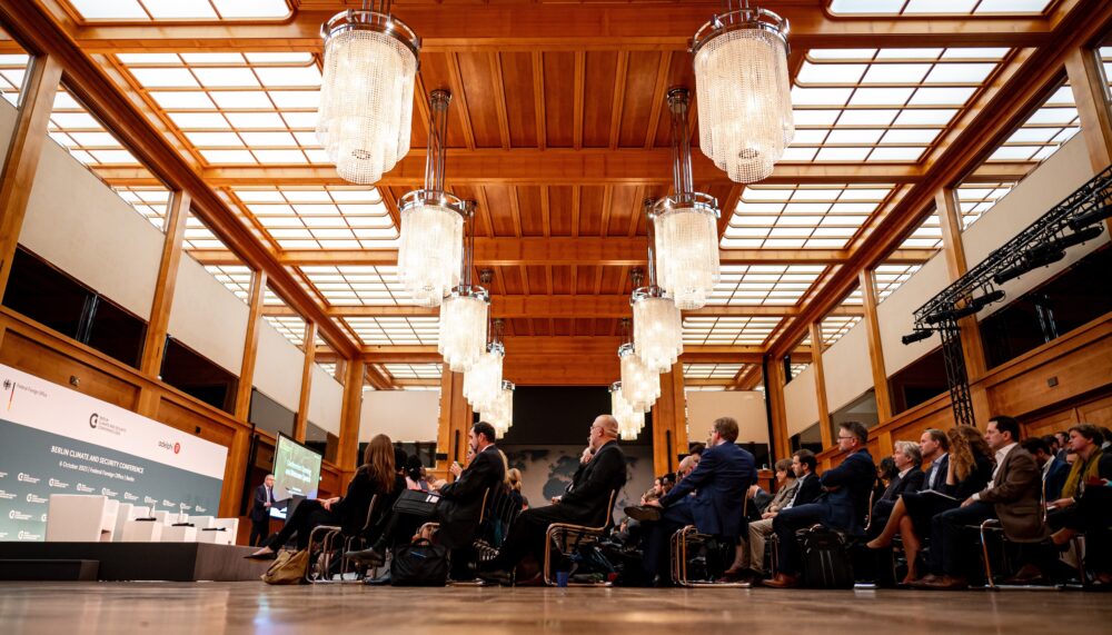 Teilnehmer verfolgen bei der Berlin Climate and Security Conference im Auswärtigen Amt die Diskussion. Das Motto der Konferenz ist «Building a Climate for Peace» und bringt zentrale Akteure aus den Bereichen Klima, Frieden und Sicherheit zusammen.