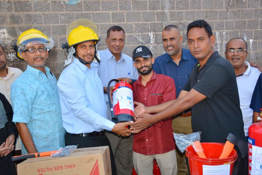 Members of the Community Safety Committee in Aden are handing over firefighting kits to selected neighborhoods in the Sirah district.